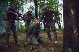 soldats militaires dans le champ photo