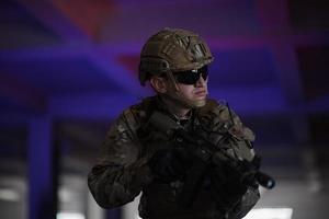 soldat de la guerre moderne sur le champ de bataille de l'environnement urbain photo