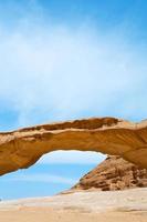 roche de pont de grès dans le désert de wadi rum photo