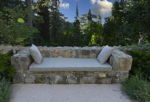 canapé, banc avec oreillers moelleux en plein air parmi la végétation de montagne. le concept de repos et de détente. photo