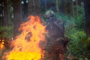 Soldat en action visant l'optique de visée laser de l'arme photo