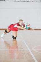 fille jouant au volley-ball photo