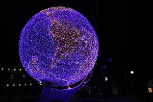 globe, modèle de la terre dans les néons la nuit. photo