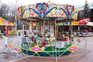 moscou, russie - 02 janvier 2021. vue sur le nouvel an, foire d'hiver, carrousels, attractions. amusement. photo