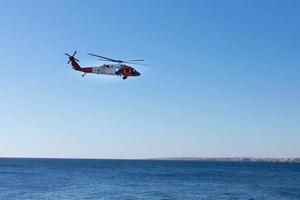 sharm el sheikh, egypte - 21 janvier 2021 - un hélicoptère de la garde côtière avec des soldats survole la côte de la mer rouge. photo