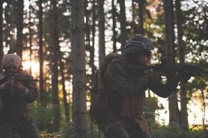 escouade de soldats de la guerre moderne au combat photo