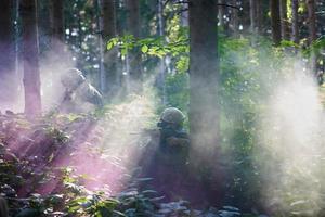 escouade de soldats de la guerre moderne au combat photo