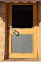 porte d'entrée en bois avec verre, avec une poignée de porte en forme de guitare. photo