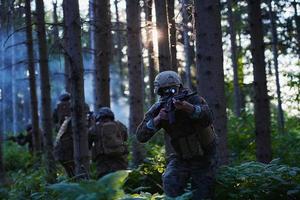 escouade de soldats de la guerre moderne au combat photo