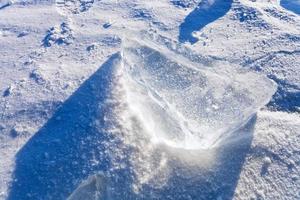 glace de rivière claire dans une froide journée d'hiver sous les rayons du soleil photo