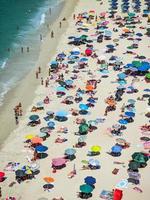 touristes sur la plage de tropea photo