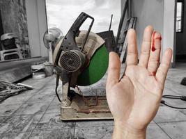 saignement de la main de l'accident de blessure du concept d'accident de machine de découpe de fibre électrique photo