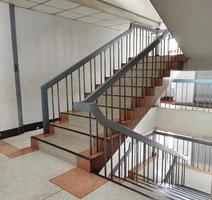 escaliers qui montent et descendent dans des immeubles, des appartements, des immeubles photo