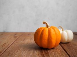 citrouilles décoratives sur une table en bois rustique photo