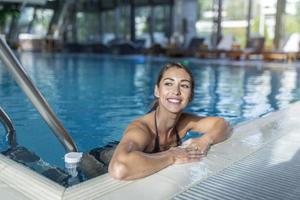 sensuelle jeune femme relaxante dans la piscine spa, piscine intérieure spa, femme photo