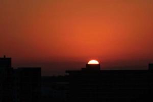 coucher de soleil à pompano beach en floride avec le soleil ressemblant à une pièce dans une fente photo