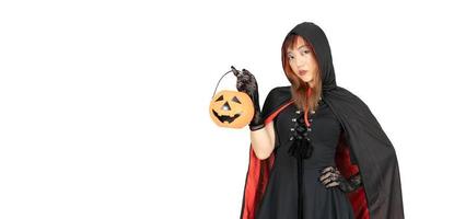 belle fille en robe noire et chaperon noir tient une citrouille le jour de l'halloween photo