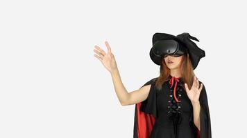 une jeune femme étonnée touchant l'air pendant l'expérience vr. prise de vue horizontale en studio. notion d'halloween photo