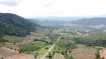 belle vue aérienne sur la route avec les montagnes et la forêt capturées d'en haut, photo