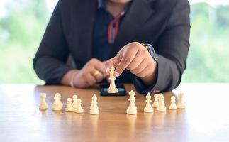rabotage de l'innovation et idée de rabotage compétition d'échecs, stratégie commerciale avec fond de ligne de connexion financière. défi et concept de bataille de réflexion photo