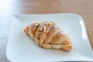 le croissant est placé sur une assiette prête à manger. photo