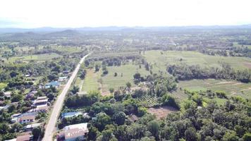 belle vue aérienne sur la route avec les montagnes et la forêt capturées d'en haut, photo