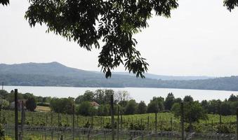 lac lago di viverone en italie photo