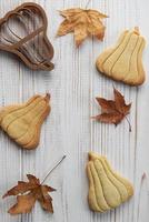 Cookies en forme de citrouille et de feuilles sur fond de bois rustique photo