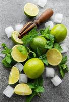 citron vert, menthe et glace sur fond sombre. photo