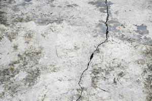 le motif du sol en ciment extérieur avec des fissures et des taches sur la surface du sol en ciment, mise au point douce et sélective. photo