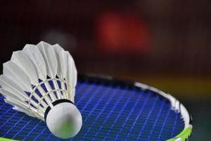 équipements sportifs de badminton, volants et raquettes. photo