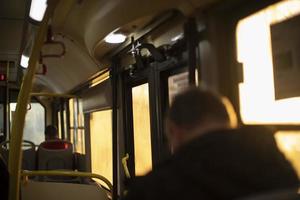 à l'intérieur du bus est la lumière du soleil. personnes dans les transports. photo