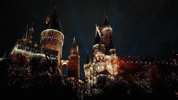 osaka, japon le 8 juillet 2019. un très beau spectacle de lumière la nuit au château de poudlard avec les quatre dortoirs. photo