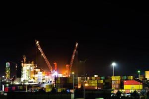 batoumi, géorgie, 2021 - transport dans la vue sur le chemin de fer de batoumi avec panorama sur le port et promenade du front de mer la nuit photo