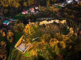 vue aérienne de dessus des ruines de la forteresse de petra à tsikhisdziri, destination de voyage en géorgie à adajra photo