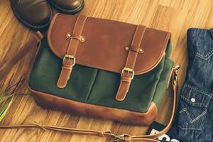 sac en cuir. un sac à main ou un sac à bandoulière en cuir marron dans un style minimaliste ou une couleur rétro minimaliste et luxueuse. photo