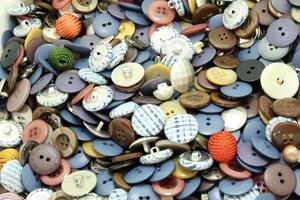 boutons de couture multicolores de fond de différentes tailles et formes photo