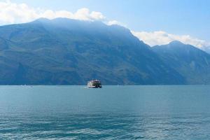 passant ferry touristique sur le lac de garde photo