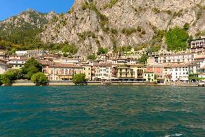 beau lac de garde en italie sous le soleil d'été photo