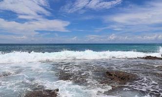 superbes vagues de l'océan indien sur les plages de l'île paradisiaque des seychelles photo