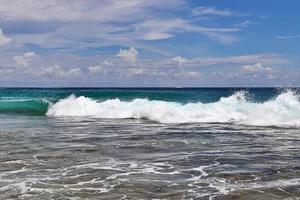 superbes vagues de l'océan indien sur les plages de l'île paradisiaque des seychelles photo