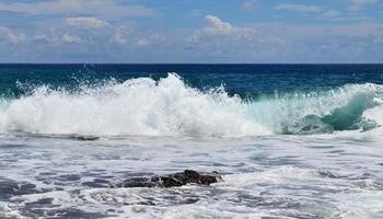 superbes vagues de l'océan indien sur les plages de l'île paradisiaque des seychelles photo