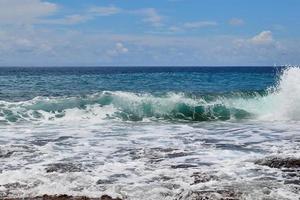 superbes vagues de l'océan indien sur les plages de l'île paradisiaque des seychelles photo