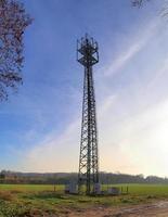 Antenne électrique et tour de transmission de communication dans un paysage d'Europe du Nord contre un ciel bleu photo