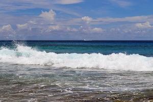 superbes vagues de l'océan indien sur les plages de l'île paradisiaque des seychelles photo