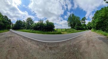 beau panorama haute résolution d'une route de campagne du nord de l'europe avec des champs et de l'herbe verte. photo