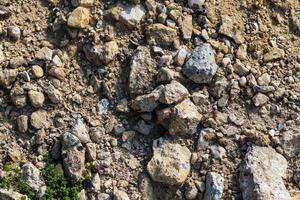 vue rapprochée détaillée sur les cailloux et les pierres sur une texture de sol en gravier photo
