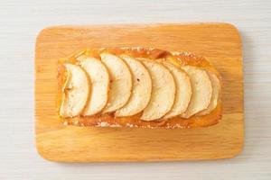 pain aux pommes émietté sur planche de bois photo