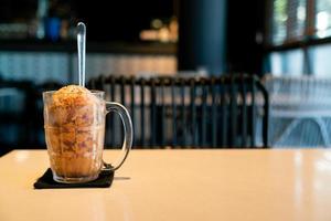 cuillère à glace thai tea en verre photo