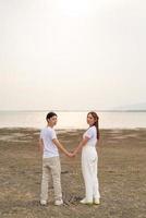 heureux jeune couple asiatique en t-shirt de mariée et de marié photo